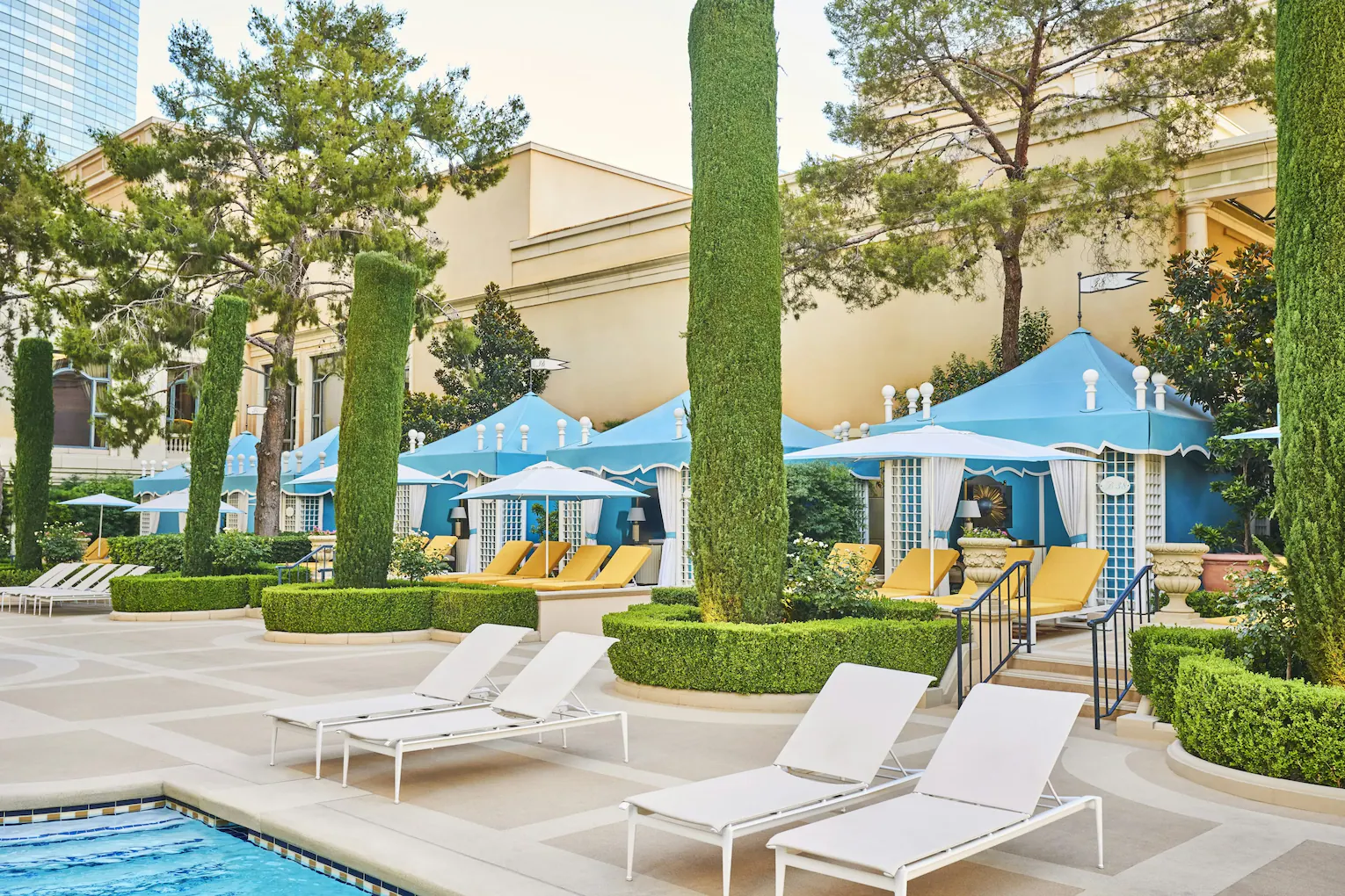 Piscine et cabanas du Bellagio en journée