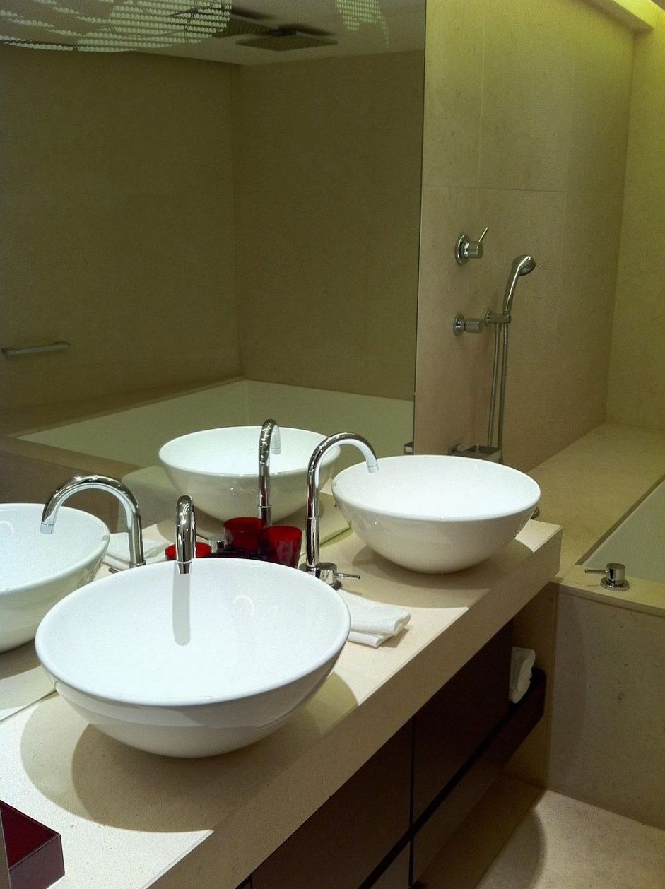 Double vasque en céramique dans une salle de bain de spa