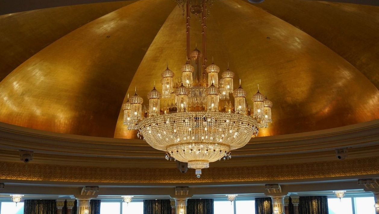 Plafond doré et lustre d'une salle de réception